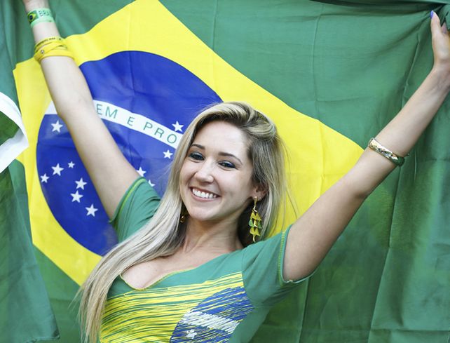 La hinchada femenina desplegó la sensualidad carioca en el primer partido del Mundial