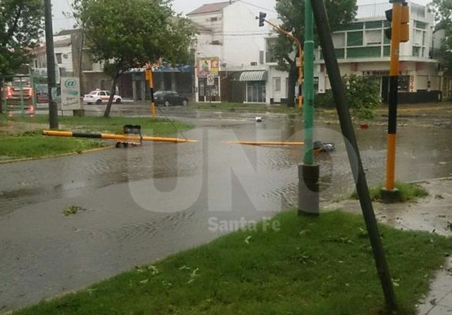 Un semáforo se cayó en Avenida 7 de Marzo y calle Centenario