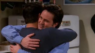 Una de las imágenes de Joey y Chandler en Friends que Matt LeBlanc eligió para homenajear a Matthew Perru.