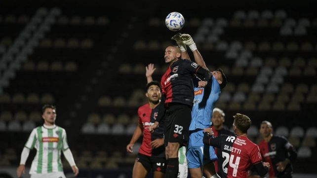 El arquero de Kimberlye rechaza ante el acoso de los jugadores de Newells