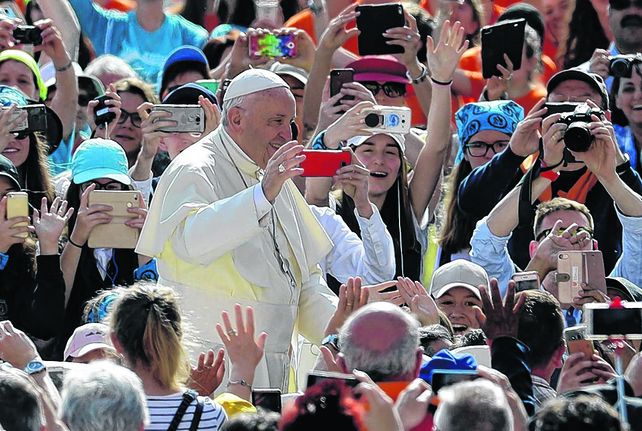 el papa argentino. Francisco se pronunció ayer en su cuenta de Twitter a favor de la vida como un don.