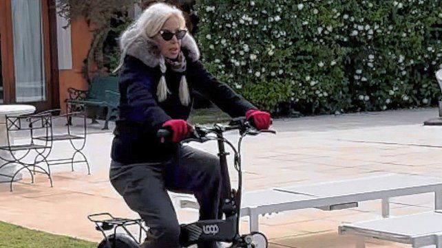 Susana Giménez estrenó una bicicleta en La Mary y mostró el paseo junto a sus perros.