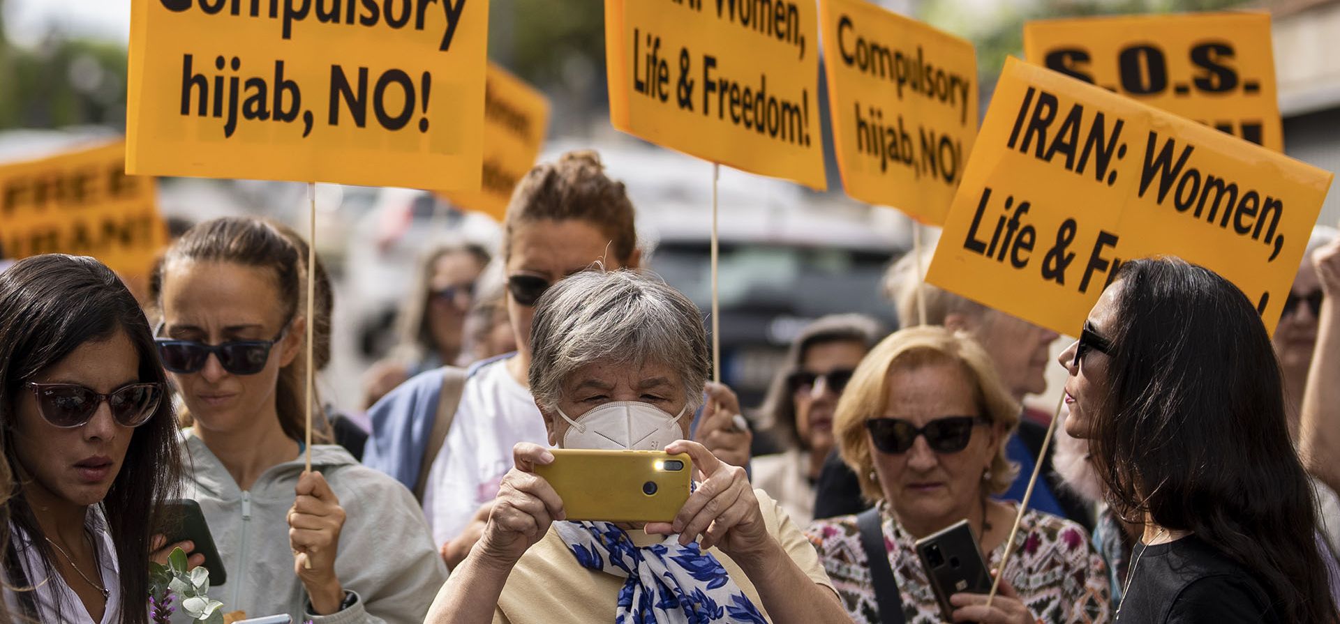 Manifestantes se reúnen durante una protesta contra la muerte de la iraní Mahsa Amini, frente a la embajada iraní en Madrid, España, el miércoles 28 de septiembre de 2022. Amini, una mujer de 22 años que murió en Irán mientras estaba bajo custodia policial, fue arrestada por la policía moral de Irán por presuntamente violar su estricto código de vestimenta.