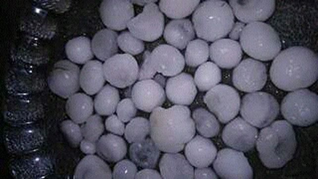 A la heladera. Muchos vecinos juntaron el granizo y lo guardaron para que se mantuviera.