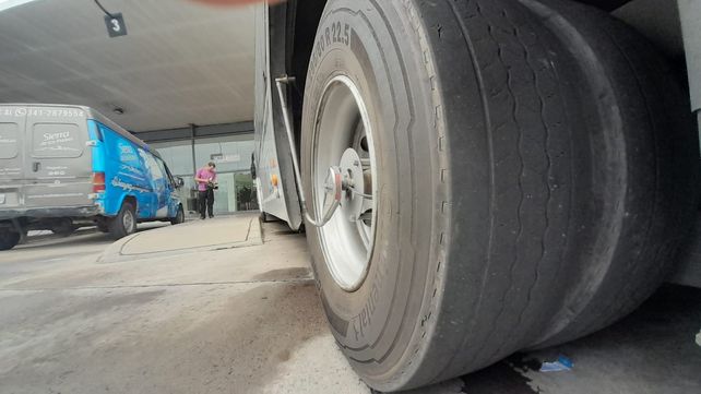 Insólito hecho en la terminal de micros: sin tener nada en regla, un ómnibus huyó para eludir controles