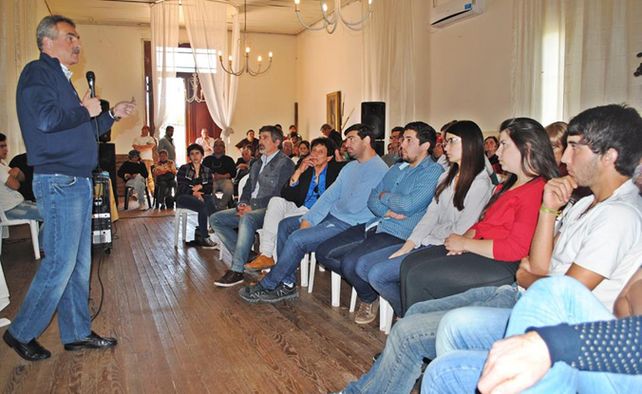 Agustín Rossi se reunió con militantes de distintos puntos del sur santafesino.