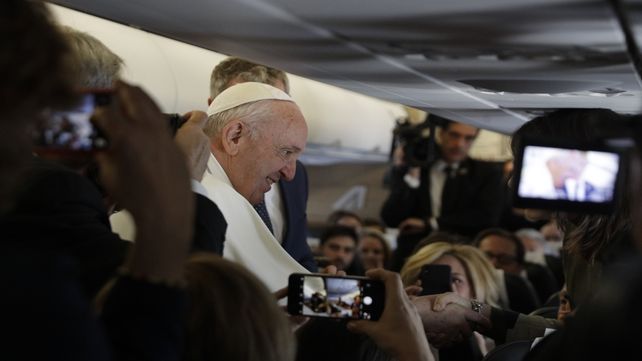 Viaje. Francisco ayer a bordo del avión donde habló con la prensa.