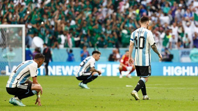 La desazón de los jugadores de Argentina tras la inesperada derrota ante Arabia Saudita en el debut del Mundial Qatar 2022.