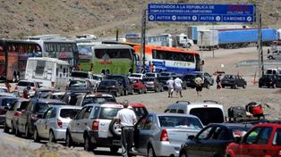 Caos en en el Paso Cristo Redentor por el cambio de quincena: dos horas de demora