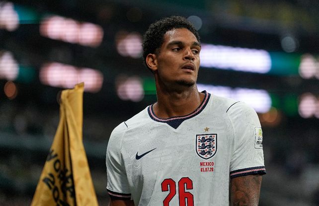 &nbsp;Quansah tiene 23 años y cinco choques internacionalidades con la selección de Inglaterra.
