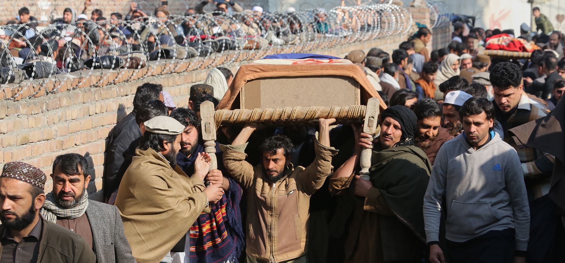 Hombres cargan ataúdes durante una procesión fúnebre tras el derrumbe de una casa en Jalalabad, Afganistán, el jueves 29 de enero de 2026. (Foto AP/Wahidullah Kakar) Hombres cargan ataúdes durante una procesión fúnebre tras el derrumbe de una casa en Jalalabad, Afganistán, el jueves 29 de enero de 2026. (Foto AP/Wahidullah Kakar)