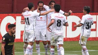 Todos los abrazos para Gentiletti. El defensor acaba de marcar el tercer tanto de Newells y lo festeja con todas las ganas.