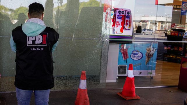 El bar de la estación de servicios de Oroño y Lamadrid recibió al menos cuatro impactos calibre 9 milímetros. 