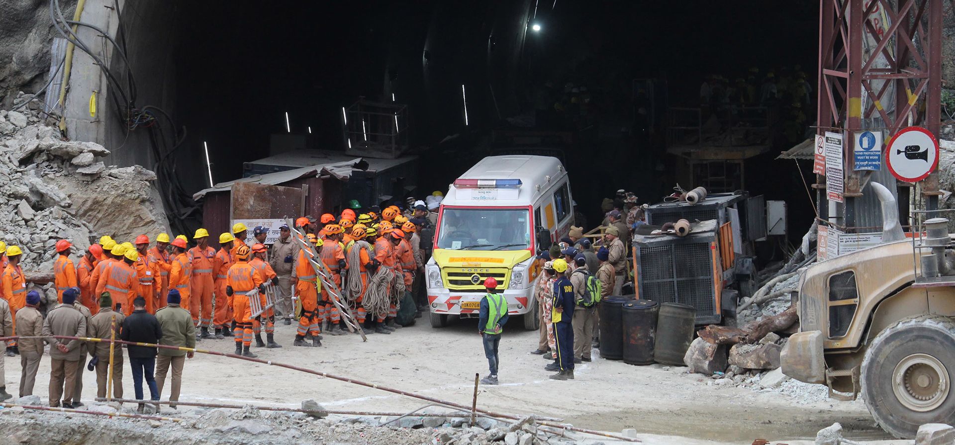 Una ambulancia entra en un túnel donde se están llevando a cabo operaciones para rescatar a los trabajadores atrapados después de que el túnel colapsara, Uttarkashi, India. Fotografía: /AP Una ambulancia entra en un túnel donde se están llevando a cabo operaciones para rescatar a los trabajadores atrapados después de que el túnel colapsara, Uttarkashi, India. Fotografía: /AP
