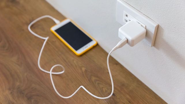 Los expertos aconsejan desenchufar el cargador de la pared al finalizar su uso