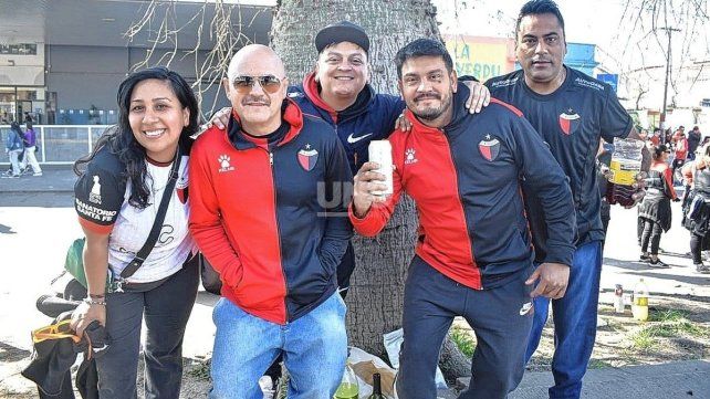 Los hinchas de Colón le imprimieron color y pasión al partido ante Agropecuario