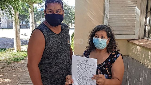 Ariel es representante de los vecinos y Estela es una de las integrante de las 20 familias que hace cinco años piden por la conexión al agua potable&nbsp;