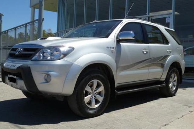 Roban una camioneta de la puerta de una concesionaria