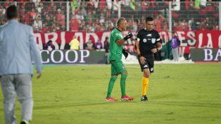 El arquero de Newells Keylor Navas dialoga con el árbitro Lobo Medina.&nbsp; 