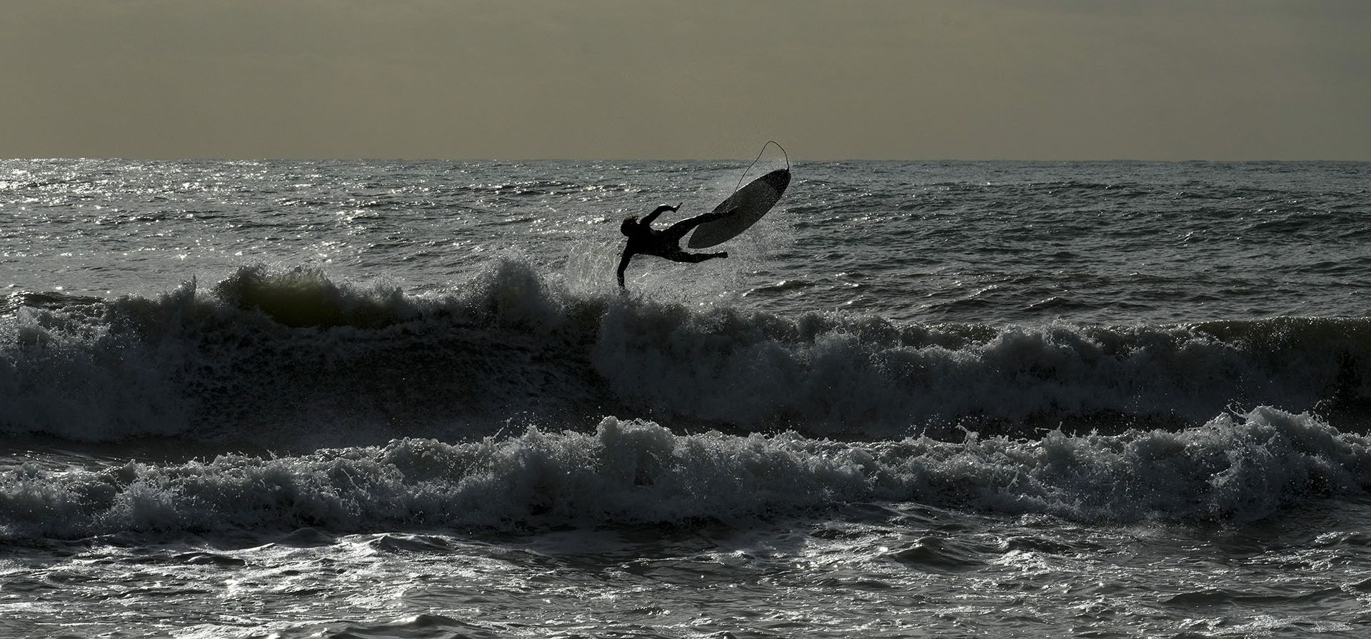 Un surfista monta una ola en la playa de Ostia, en Roma, el jueves 21 de noviembre de 2024. (Foto AP/Andrew Medichini) Un surfista monta una ola en la playa de Ostia, en Roma, el jueves 21 de noviembre de 2024. (Foto AP/Andrew Medichini)
