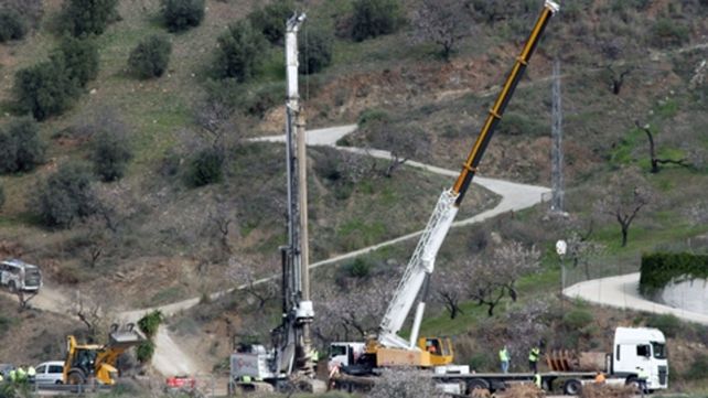 Operativo. Perforadora y grúa en plena tarea en la zona del pozo.