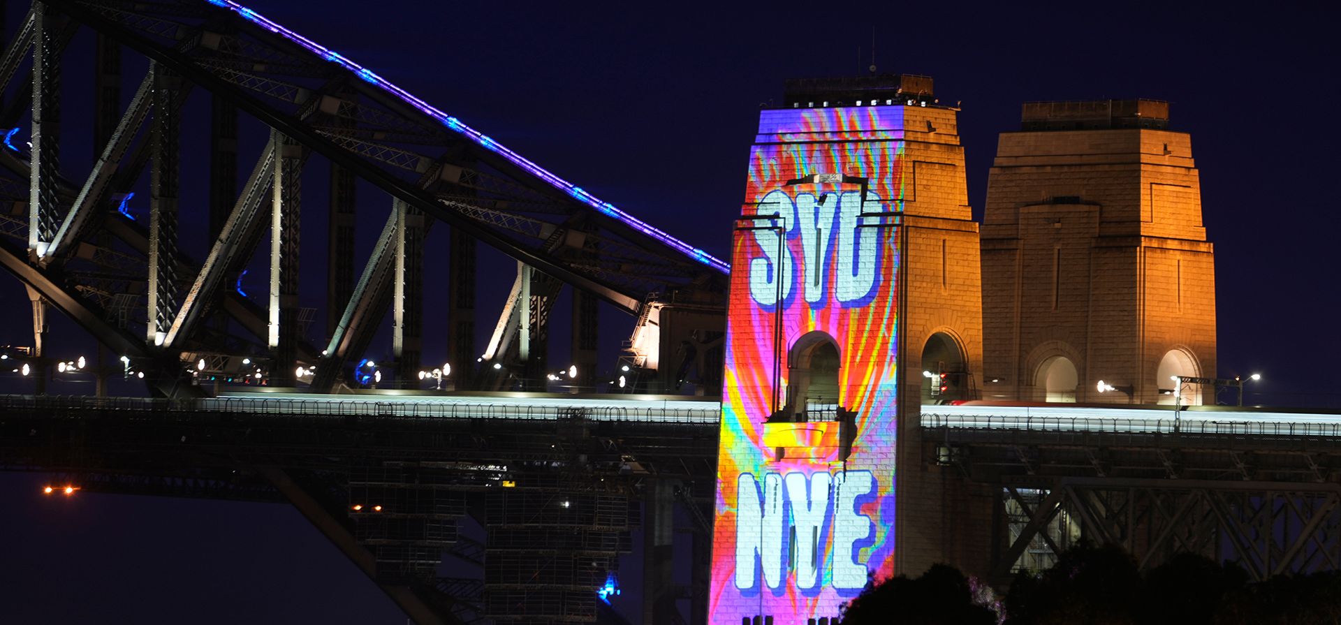 Un cartel colorido se proyecta sobre el Puente del Puerto de Sídney durante las celebraciones de Año Nuevo en Sídney, el miércoles 31 de diciembre de 2025. (Foto AP/Rick Rycroft) Un cartel colorido se proyecta sobre el Puente del Puerto de Sídney durante las celebraciones de Año Nuevo en Sídney, el miércoles 31 de diciembre de 2025. (Foto AP/Rick Rycroft)