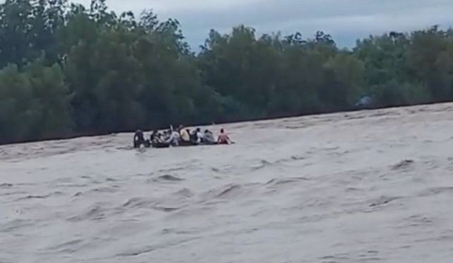 Arriesgado. Los navegantes en una imagen captada por un celular.