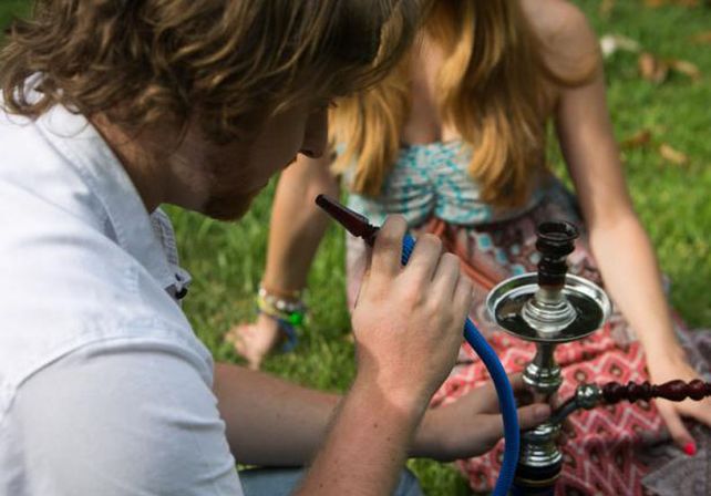 Ameno. Los jóvenes encuentran una excusa más para reunirse y probar los distintos tabacos. Algunos adultos los compran como adorno.