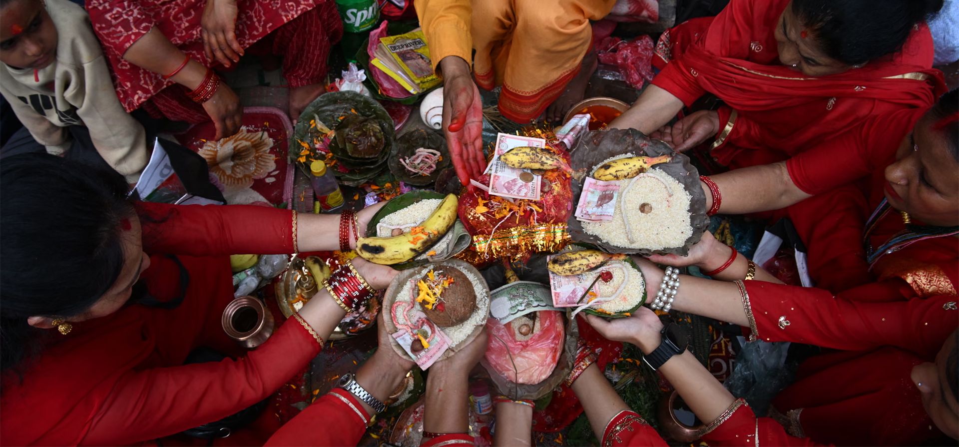 Devotos ofrecen oraciones a orillas del río Bagmati al finalizar el festival Teej, de tres días de duración, durante el cual las mujeres hindúes ayunan durante el día y rezan por la larga vida de sus maridos, Katmandú, Nepal. Fotografía: Prakash Mathema/AFP/Getty Images