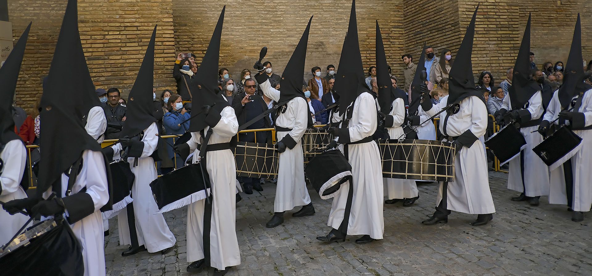 Penitentes encapuchados de la hermandad