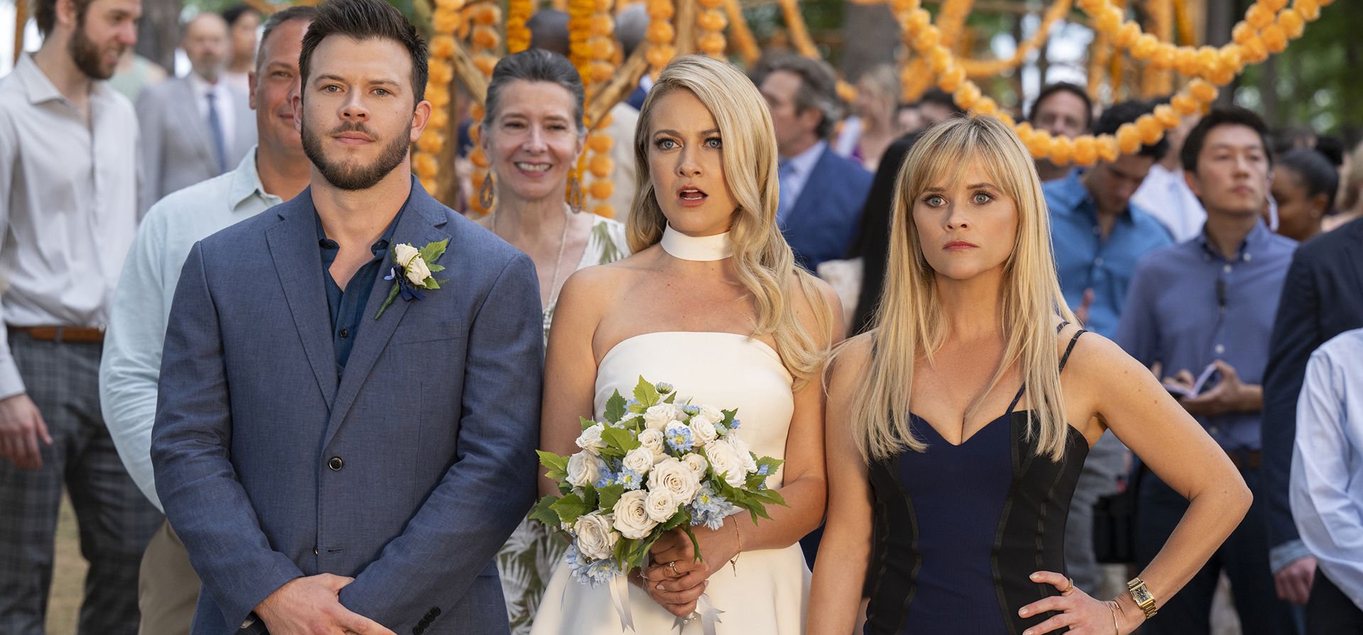 Imagen difundida por Amazon Prime Video muestra a Jimmy Tatro, de izquierda a derecha, Meredith Hagner y Reese Witherspoon en una escena de Imagen difundida por Amazon Prime Video muestra a Jimmy Tatro, de izquierda a derecha, Meredith Hagner y Reese Witherspoon en una escena de