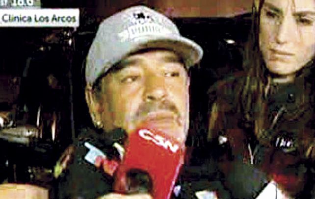 Diego Armando Maradona bajó del avión a las 21.53 y fue llevado raudamente a ver a su padre.