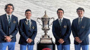 El santafesino Joaquín Ludueña, segundo desde la izquierda, compitió en el mundial amateur por equipos.