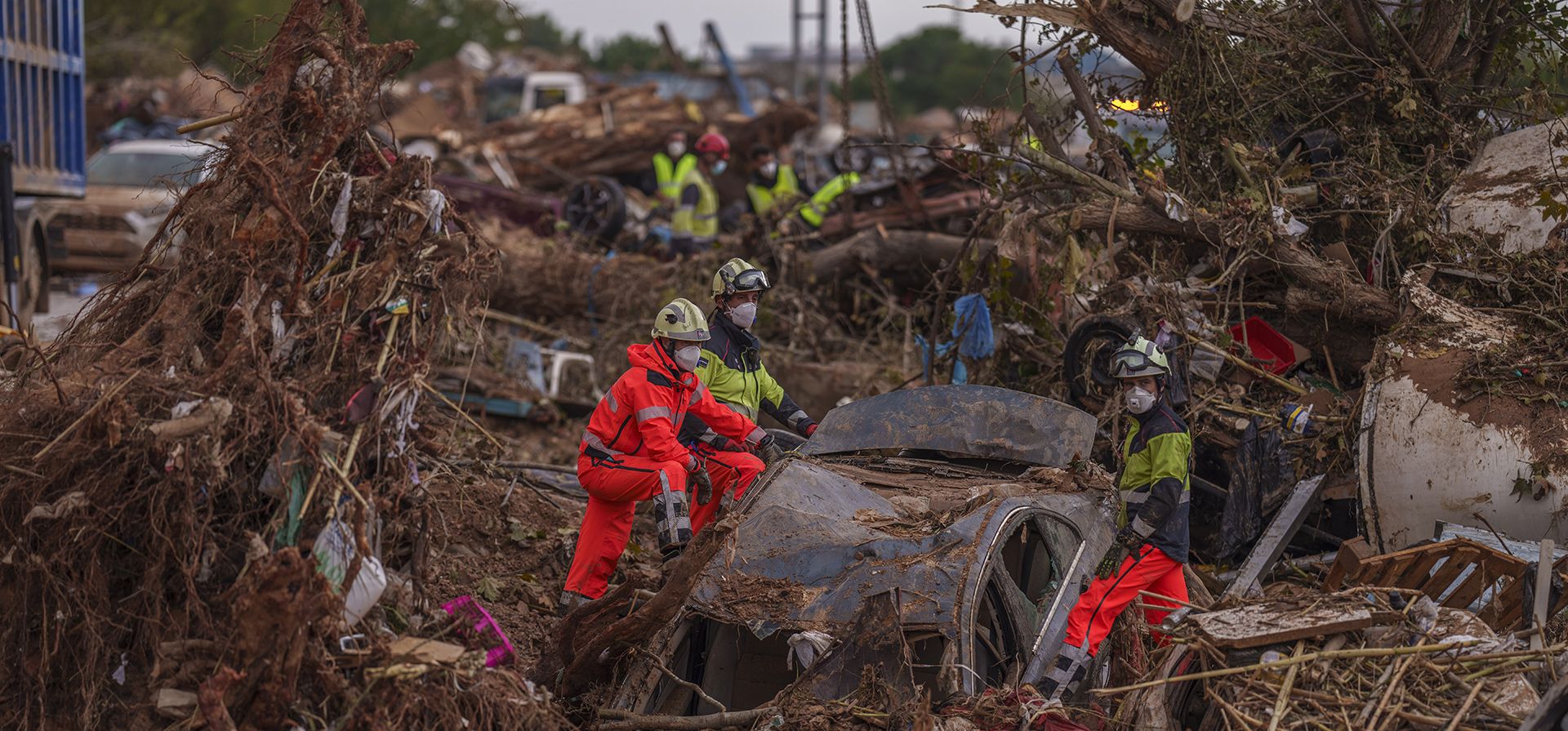 Trabajadores de emergencias retiran autos en una zona afectada por las inundaciones en Catarroja, España, el domingo 3 de noviembre de 2024. (AP Foto/Manu Fernández) Trabajadores de emergencias retiran autos en una zona afectada por las inundaciones en Catarroja, España, el domingo 3 de noviembre de 2024. (AP Foto/Manu Fernández)