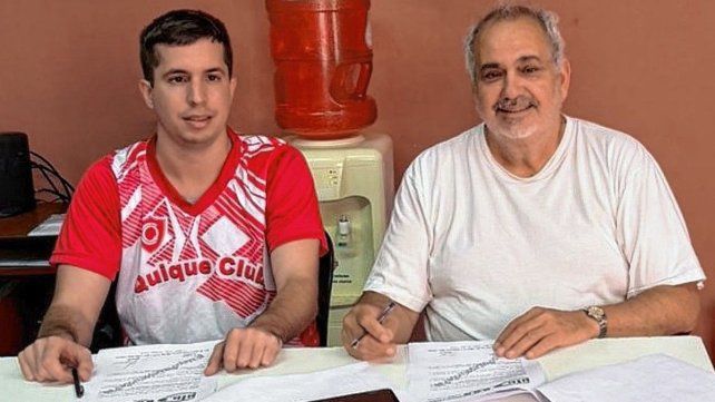 Los dirigentes de Quique Club en la firma del convenio.