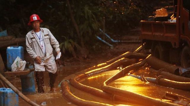 Rescataron a los primeros cuatro chicos del grupo atrapado en la cueva