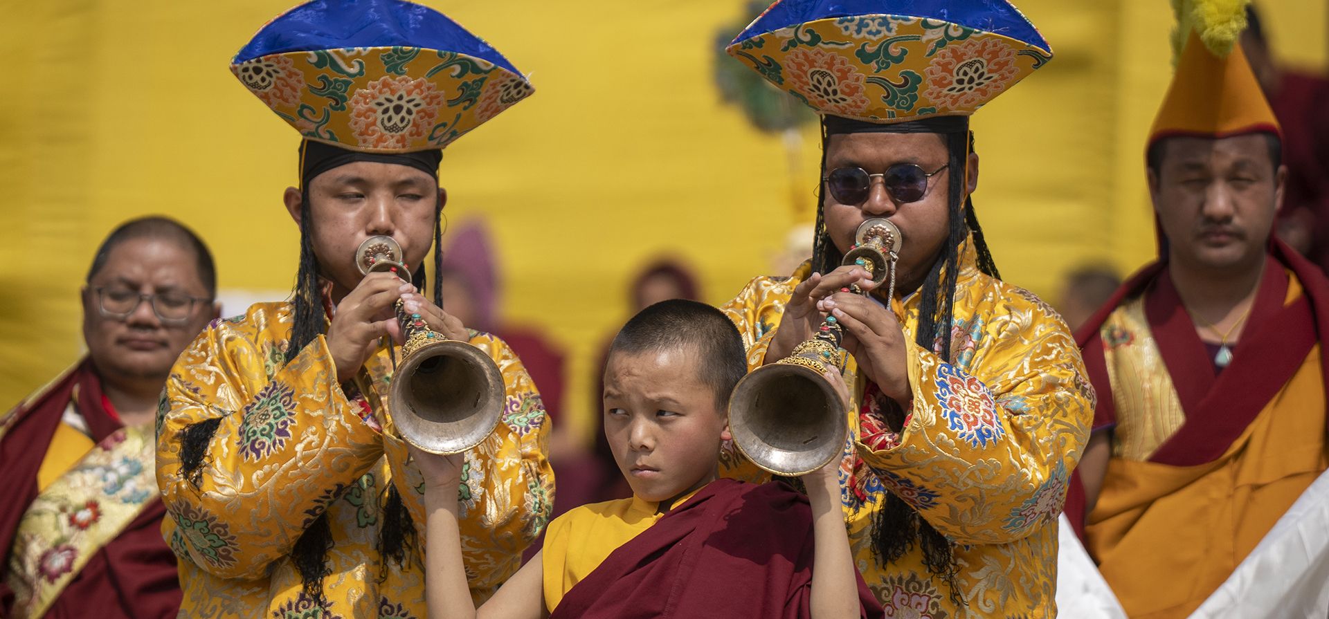 Un joven monje sostiene un instrumento tradicional tocado por otros monjes durante Gyalpo Losar, la celebración del Año Nuevo de la comunidad sherpa, en el monasterio Shechen en Katmandú, Nepal, el martes 25 de febrero de 2025. (Foto AP/Niranjan Shrestha) Un joven monje sostiene un instrumento tradicional tocado por otros monjes durante Gyalpo Losar, la celebración del Año Nuevo de la comunidad sherpa, en el monasterio Shechen en Katmandú, Nepal, el martes 25 de febrero de 2025. (Foto AP/Niranjan Shrestha)