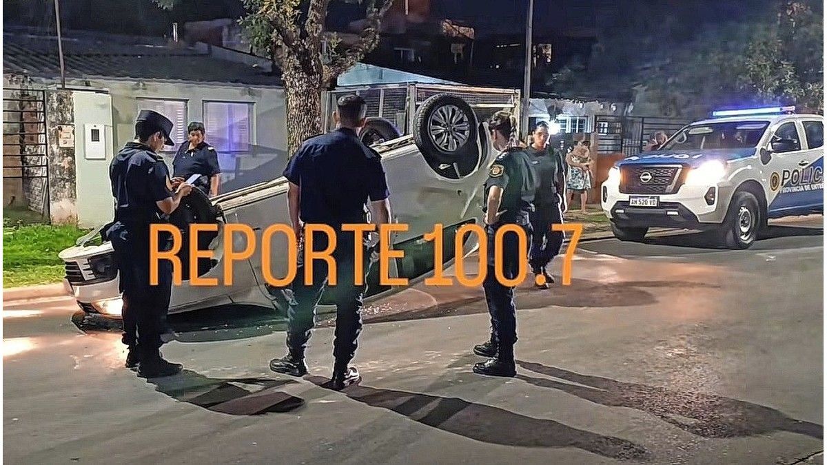 Paraná: chocó contra una columna y el auto terminó volcando