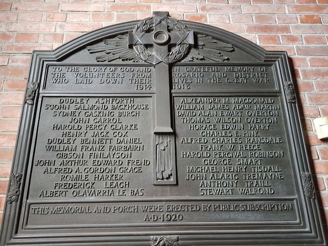 La iglesia San Bartolomé es un lugar emblemático de la comunidad británica. Una placa recuerda a los voluntarios que fueron a la guerra.