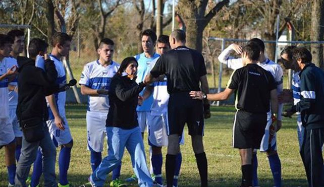 La médica obligó al árbitro a que sacara de la cancha a Claudio Delamorclaz
