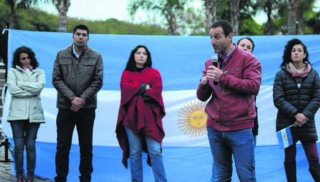 Bandera. Sukerman cuestionó al socialismo y pidió el voto para su lista.