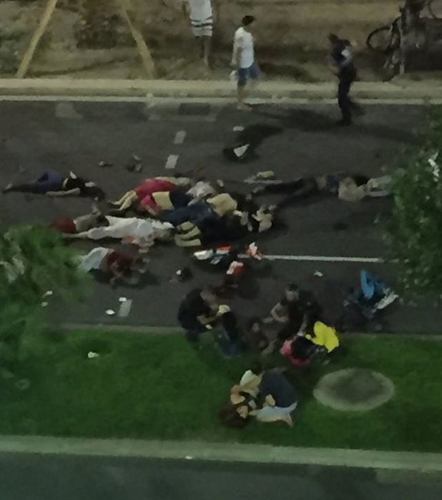 Atentado en Niza: un camión atropelló a una multitud y dejó al menos 80 muertos