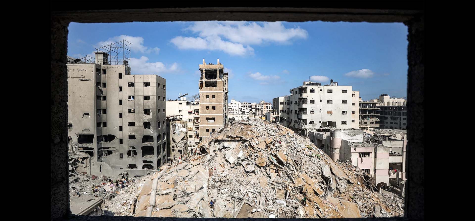 La Torre del Soldado Desconocido, en el barrio de Rimal, hecha un montículo de escombros, fue destruida por un bombardeo israelí durante la noche. Fotografía: Omar Al-Qattaa/AFP/Getty Images La Torre del Soldado Desconocido, en el barrio de Rimal, hecha un montículo de escombros, fue destruida por un bombardeo israelí durante la noche. Fotografía: Omar Al-Qattaa/AFP/Getty Images