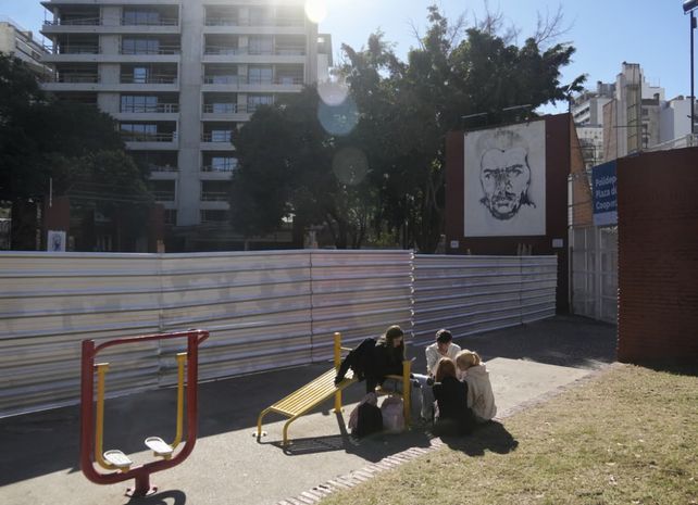 La plaza de la Cooperación fue vallada para comenzar con las obras de renovación