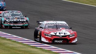 Matías Rossi seguido en pista por Marcos Dianda, en el asfalto de Termas de Río Hondo. El veterano de mil batallas en el Turismo Carretera y el pibe que debutó este año, del Galarza Racing de Acebal.