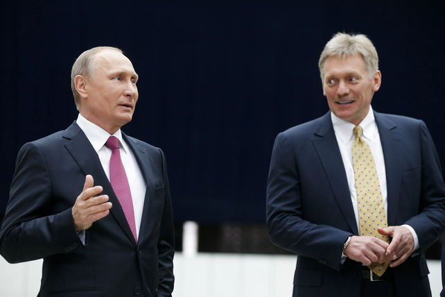 Vladimir Putin junto a su vocero, Dimitri Peskov. Este no tardó en elogiar las declaraciones del Papa.