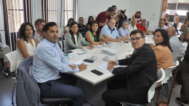 La provincia llamará a paritarias a docnetes y estatales.