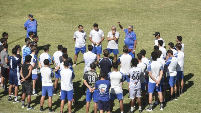 Argentino.&nbsp;José Previti y el cuerpo técnico que arrancó la pretemporada 2026 en el estadio Olaeta&nbsp; 