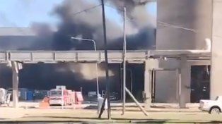 Incendio en Timbúes: los bomberos siguen intentando extinguir el fuego y ya van 15 horas de trabajo