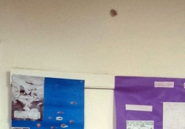 EL disparo de la 9 milímetros impactó en la pared del aula donde se dictaba el curso. // gentileza Radio Belgrano.